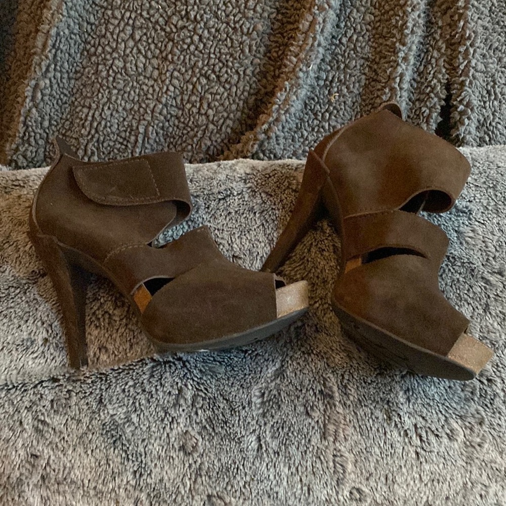 Pedro García brown suede platform ankle strap peep toe heels. Sz 37/7.